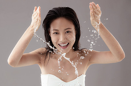 年轻女人洗脸图片
