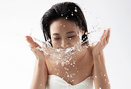 年轻女人洗脸高清图片