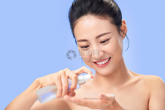 青年女人使用护肤品图片