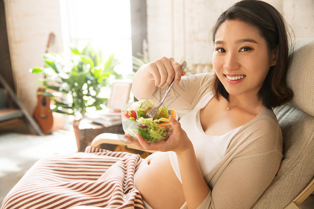 孕妇正在吃蔬菜沙拉背景