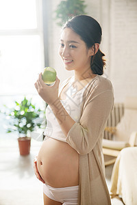 孕妇正在吃苹果图片