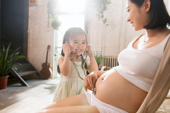 孕妇妈妈和小女孩图片