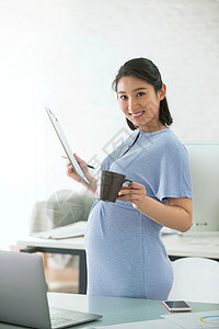 孕妇在家办公图片