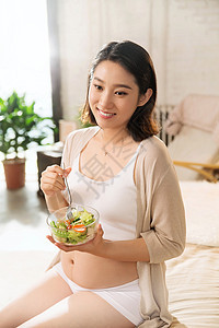 孕妇正在吃蔬菜沙拉图片