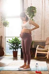 孕妇在室内健身图片