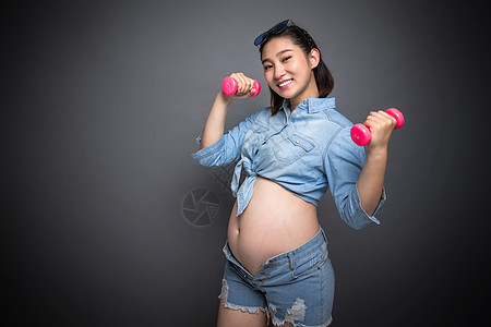 孕妇在室内健身图片