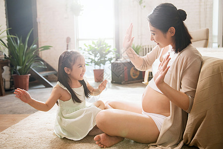 孕妇妈妈和小女孩图片