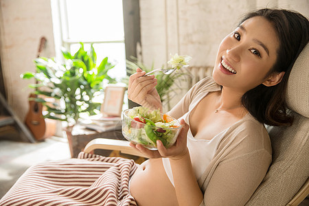 孕妇正在吃蔬菜沙拉图片