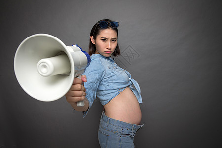 穿着时尚的孕妇拿着扩音器图片