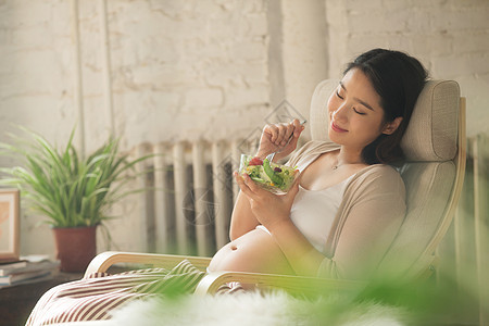 孕妇正在吃蔬菜沙拉图片