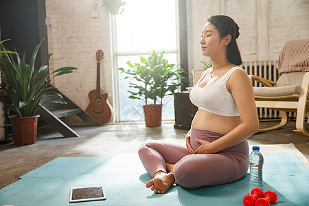 孕妇在室内健身图片