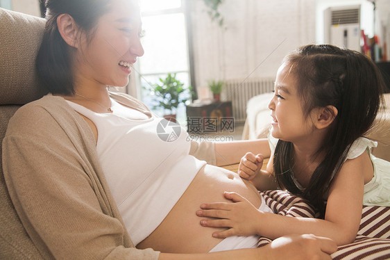 孕妇妈妈和小女孩图片