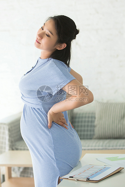 孕妇在家办公图片