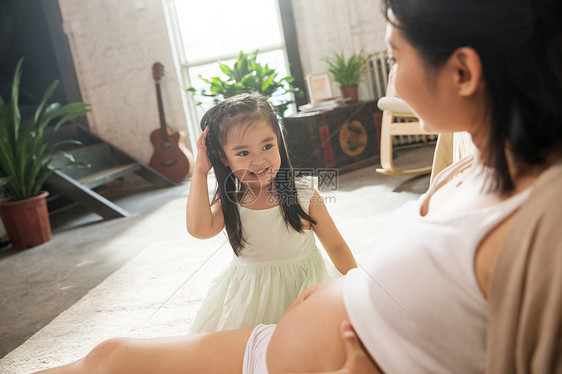 孕妇妈妈和小女孩图片