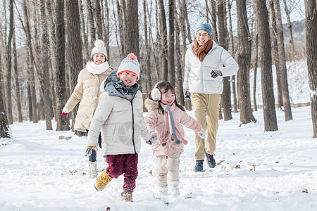 欢乐家庭在雪地里奔跑图片