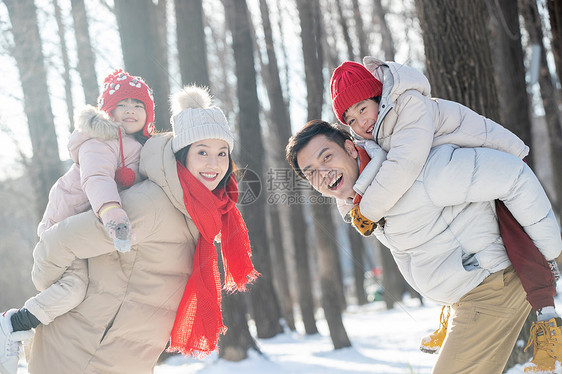 雪地里玩耍的快乐家庭图片