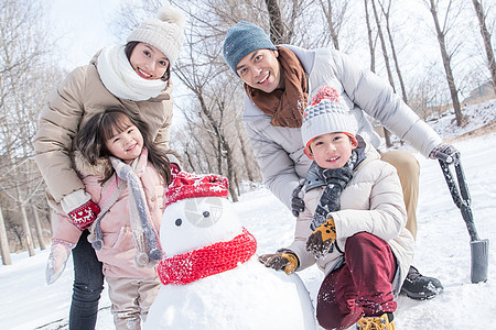 欢乐家庭在雪地里堆雪人图片