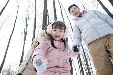 欢乐家庭在雪地里玩耍图片