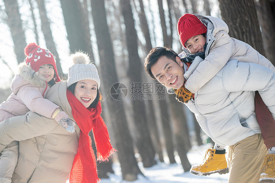 雪地里玩耍的快乐家庭图片