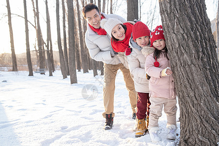 快乐家庭在雪地里玩耍图片