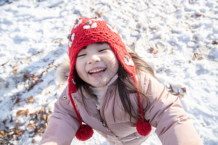 快乐的小女孩在雪地里玩耍图片