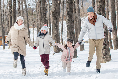 欢乐家庭在雪地里奔跑图片