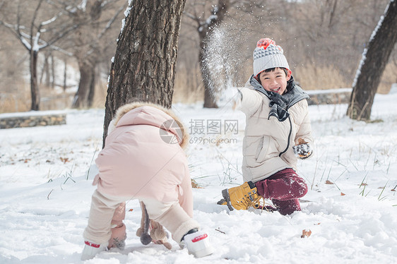 两个小朋友在雪地里玩耍图片