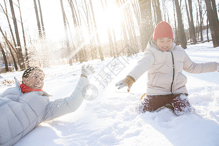 在雪地上玩耍的快乐父子图片