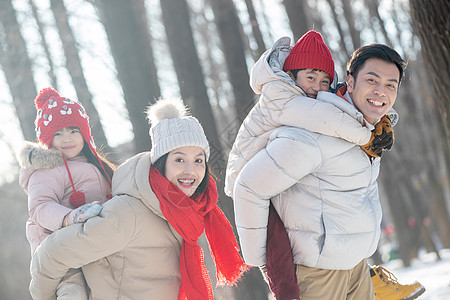 雪地里玩耍的快乐家庭图片