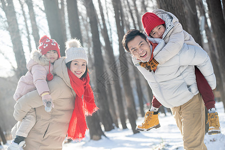 雪地里玩耍的快乐家庭图片