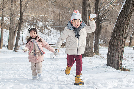 两个小朋友在雪地里玩耍高清图片