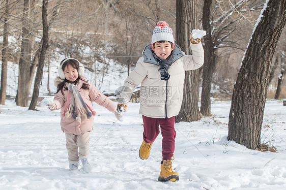 两个小朋友在雪地里玩耍图片