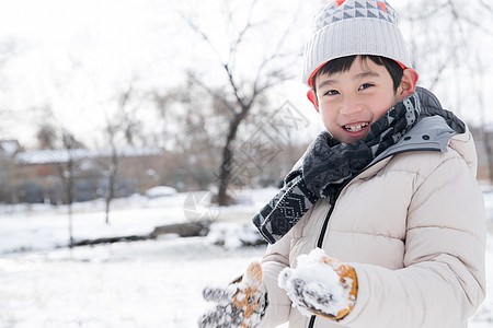 在外面玩雪的小男孩图片