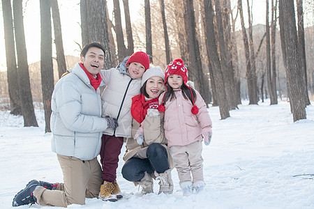 快乐家庭在雪地里玩耍图片