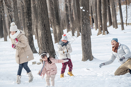 雪地里打雪仗的快乐家庭图片