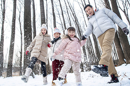 雪地里玩耍的欢乐家庭图片