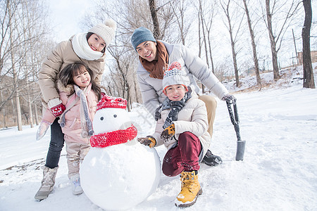 欢乐家庭在雪地里堆雪人图片