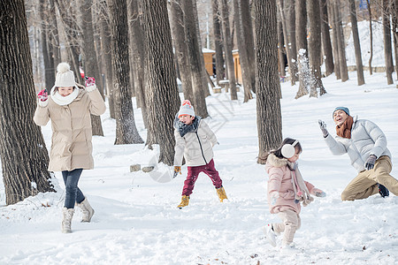 雪地里打雪仗的快乐家庭图片