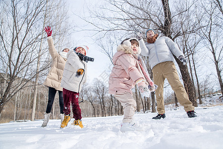 雪地里打雪仗的快乐家庭图片