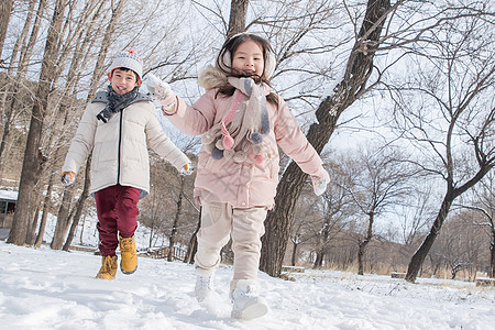 两个小朋友在雪地里玩耍图片