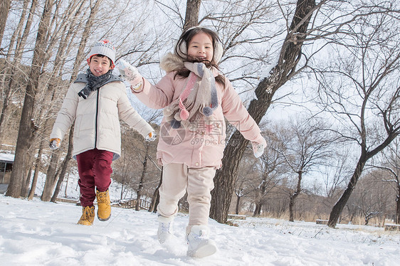 两个小朋友在雪地里玩耍图片