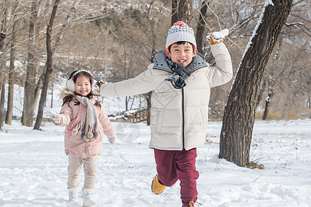 两个小朋友在雪地里玩耍图片