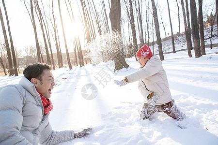 在雪地上玩耍的快乐父子图片