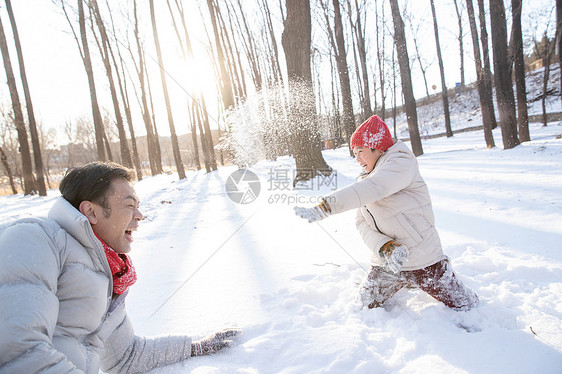 在雪地上玩耍的快乐父子图片