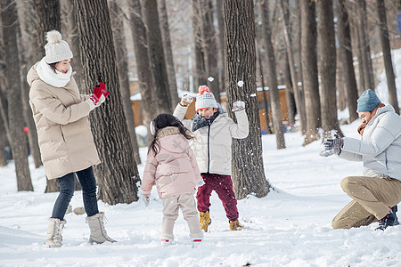 雪地里打雪仗的快乐家庭图片