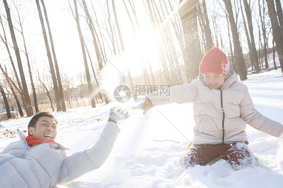 在雪地上玩耍的快乐父子图片