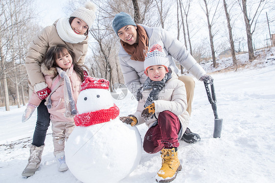 欢乐家庭在雪地里堆雪人图片