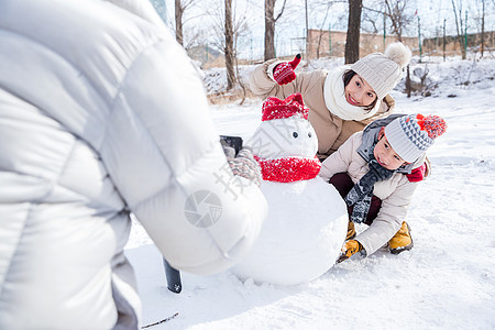 欢乐家庭在雪地里照相图片