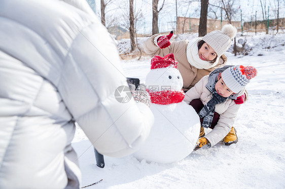 欢乐家庭在雪地里照相图片