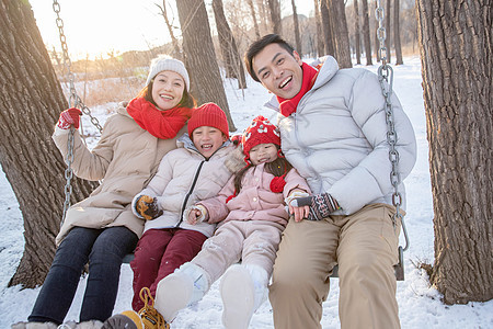 雪地里荡秋千的快乐家庭图片